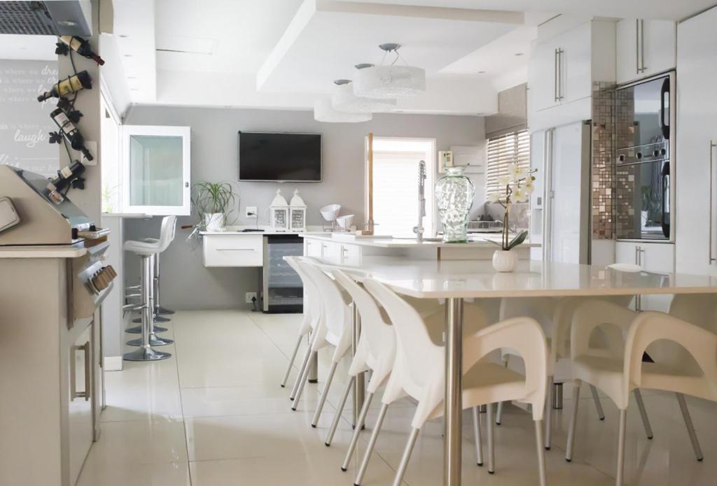 Luxury Upmarket Guesthouse 20 On 4Th Рюстенбург Экстерьер фото