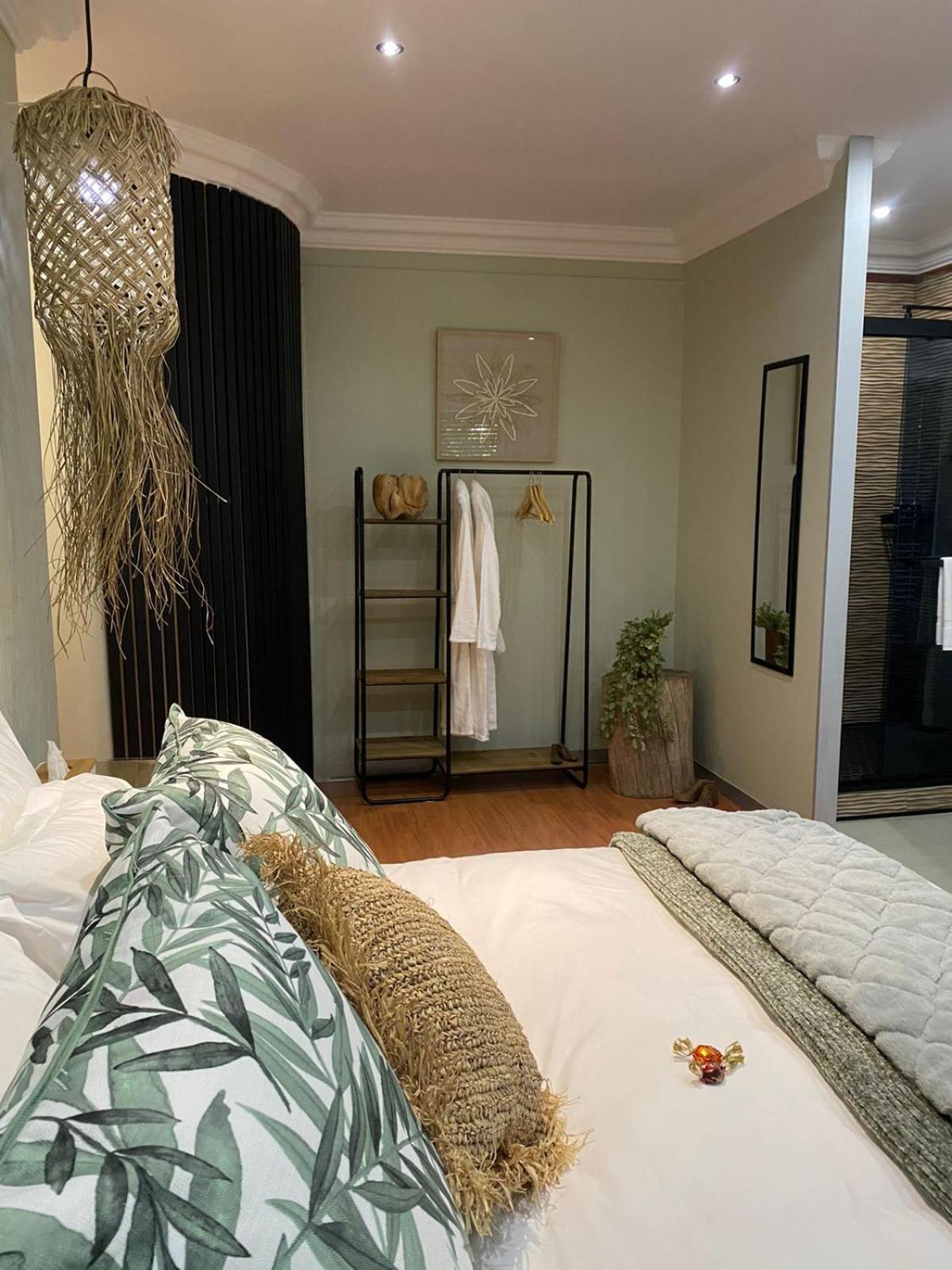Luxury Upmarket Guesthouse 20 On 4Th Рюстенбург Экстерьер фото