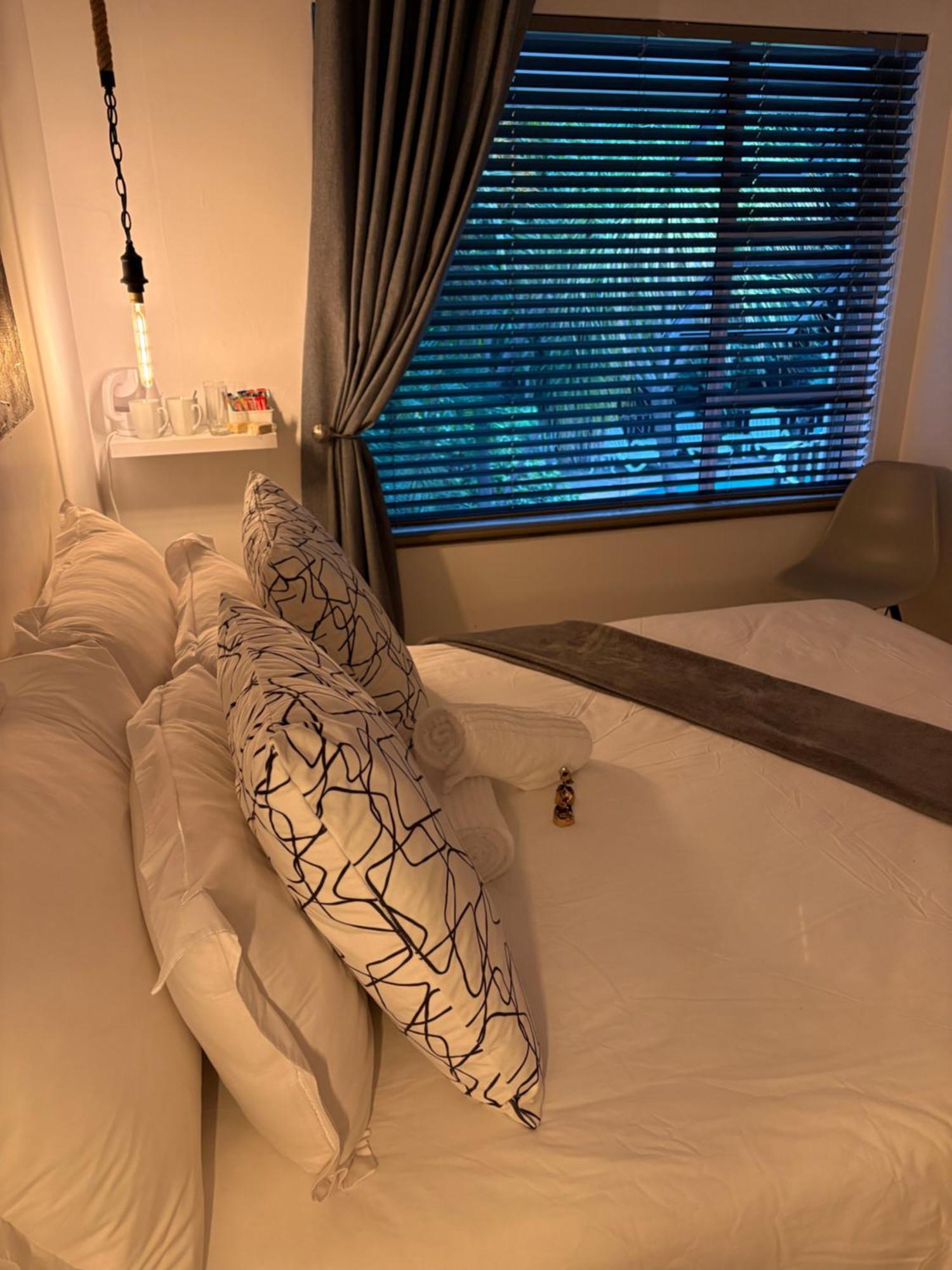 Luxury Upmarket Guesthouse 20 On 4Th Рюстенбург Экстерьер фото